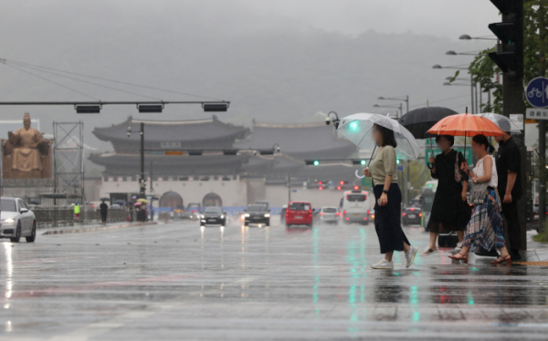 ▲비가 내린 지난 23일 오후 서울 세종대로사거리에서 우산을 쓴 시민들이 횡단보도를 건너고 있다. (연합뉴스)