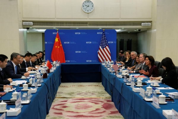 ▲지나 러몬도 미국 상무장관(오른쪽 두 번째)과 왕원타오(왼쪽 두 번째) 중국 상무부장이 28일 베이징에서 회담을 하고 있다. 베이징/로이터연합뉴스
