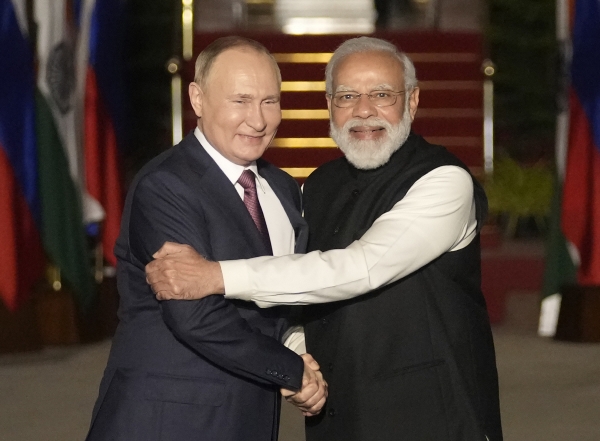 ▲블라디미르 푸틴(왼쪽) 러시아 대통령과 나렌드라 모디 인도 총리가 2021년 12월 6일 인도 뉴델리에서 회담에 앞서 서로 인사하고 있다. 뉴델리(인도)/AP뉴시스
