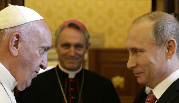 ▲프란치스코 교황이 2015년 6월 10일 바티칸에서 블라디미르 푸틴 러시아 대통령을 접견하고 있다. 바티칸/AP뉴시스