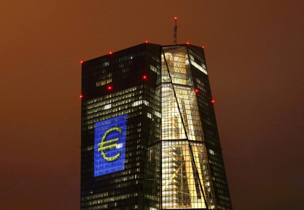 ▲독일 프랑크푸르트 유럽중앙은행(ECB) 본청 건물 유리 벽면에‘유로화’사인의 불빛이 보인다. 프랑크푸르트(독일)/로이터연합뉴스
