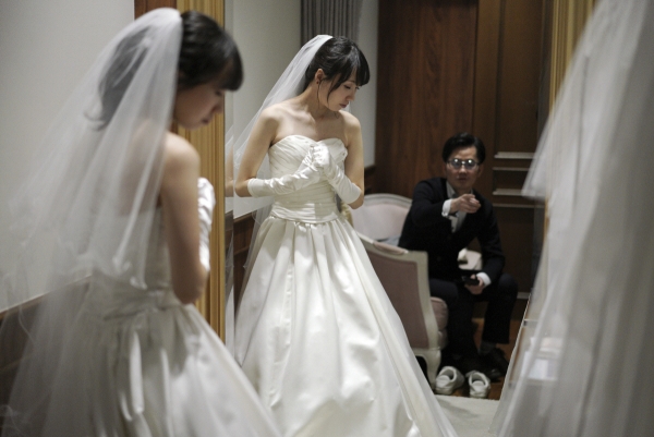 ▲일본 도쿄에서 한 커플이 웨딩드레스를 살펴보고 있다. 도쿄/AP뉴시스 
