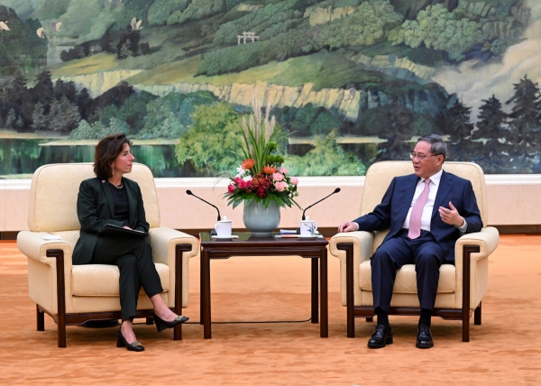 ▲지나 러몬도(왼쪽) 미국 상무장관과 리창 중국 총리가 29일 베이징에서 대화하고 있다. 베이징/EPA연합뉴스

