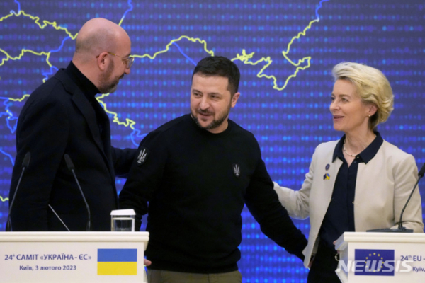 ▲볼로디미르 젤렌스키(가운데) 우크라이나 대통령이 지난 2월 3일 키이우에서 우르줄라 폰 데어 라이엔(오른쪽) EU 집행위원장(오른쪽), 샤를 미셸 EU 정상회의 상임의장과 공동 기자회견을 마치고 얘기를 나누고 있다. 키이우=AP뉴시스.