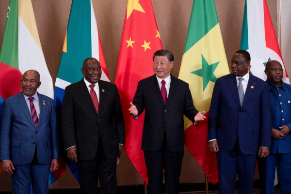 ▲시진핑 중국 국가주석(오른쪽 세번째)이 남아프리카공화국 요하네스버그에서 열린 브릭스 정상회의 마지막날인 24일(현지시간) 아프리카 주요 국가 정상들과 기념 사진 촬영을 하고 있다. 로이터연합뉴스
