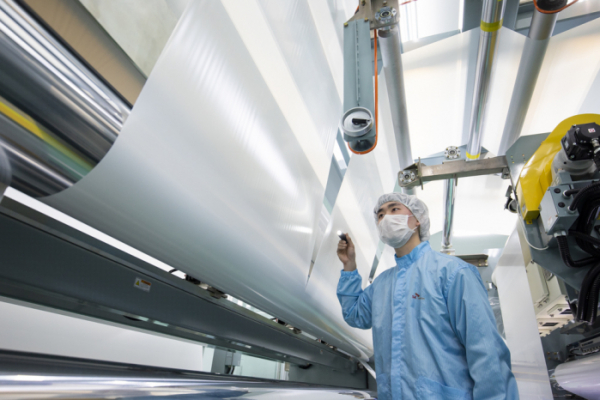 ▲SK아이이테크놀로지 직원이 리튬이온배터리분리막(LiBS) 생산 공정을 살펴보고 있다. (사진제공=SK아이이테크놀로지)