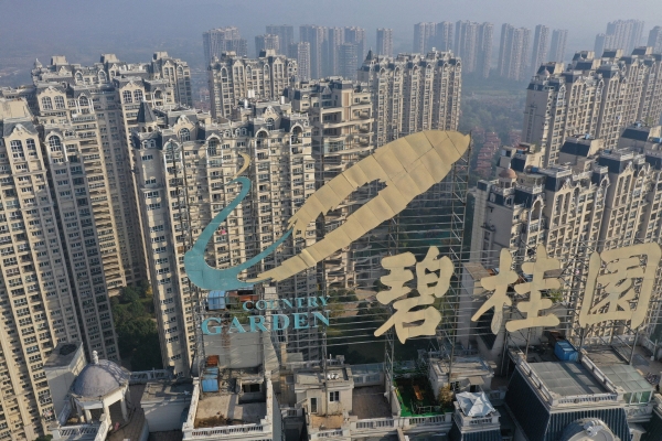 ▲중국 장쑤성 전장시에 있는 아파트 단지 위로 ‘비구이위안’ 회사 간판이 보인다. 전장(중국)/AFP연합뉴스
