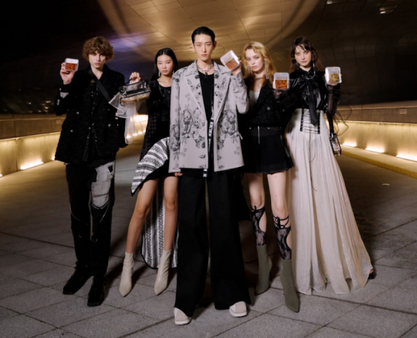 ▲이마트24와 곽현주컬렉션이 기획한 패션쇼에서 모델들이 이마트24의 '슈퍼키친' 즉석 반찬 상품을 들고 포즈를 취하고 있다. (사진제공=이마트24)