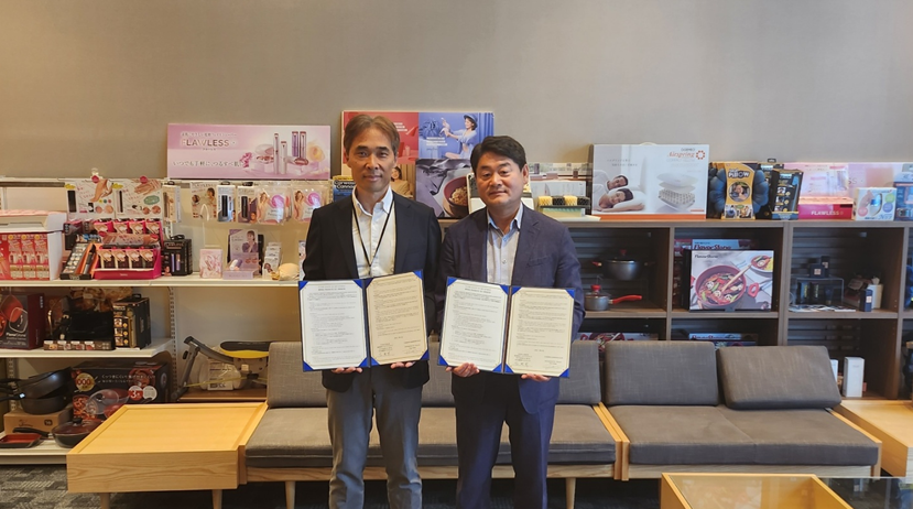 ▲(왼쪽부터) 폴 창 테레켄 국제본부장, 김형락 홈앤쇼핑 중소기업지원단장이 협약 체결 후 기념 촬영하고 있다. (사진제공=홈앤쇼핑)