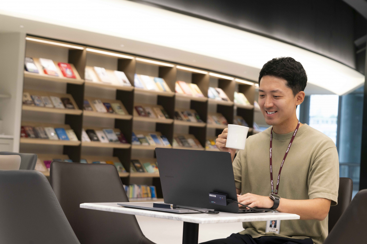 ▲경기도교육청 직원들이 사무실 외부에서 업무를 보고 있다. (사진제공=SKT)