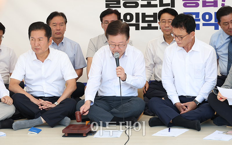 ▲이재명 더불어민주당 대표 단식투쟁 2일차인 1일 서울 여의도 국회 본청 앞 단식투쟁 천막에서 민주당 최고위원회의가 열리고 있다. 고이란 기자 photoeran@