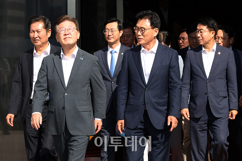 ▲이재명 더불어민주당 대표 단식투쟁 2일차인 1일 서울 여의도 국회 본청 앞 단식투쟁 천막에서 민주당 최고위원회의가 열리고 있다. 고이란 기자 photoeran@