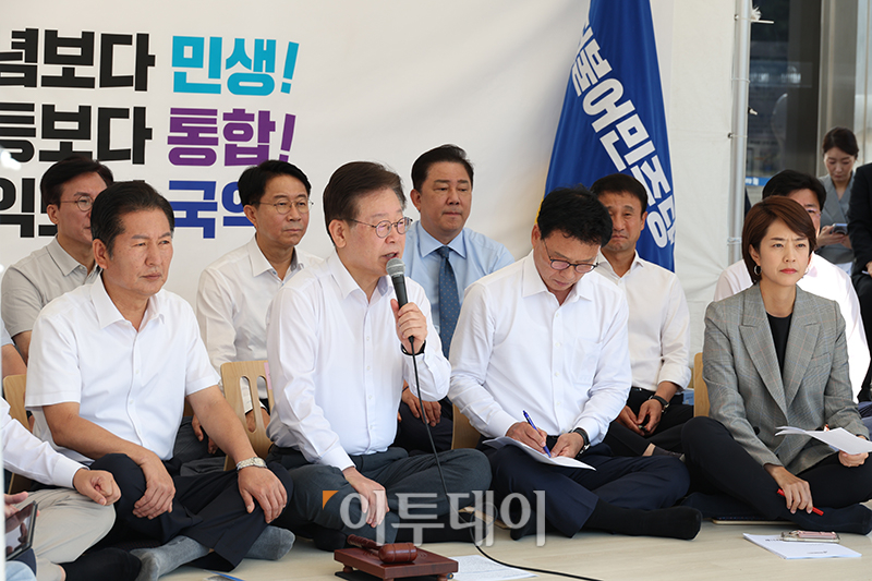▲이재명 더불어민주당 대표 단식투쟁 2일차인 1일 서울 여의도 국회 본청 앞 단식투쟁 천막에서 민주당 최고위원회의가 열리고 있다. 고이란 기자 photoeran@