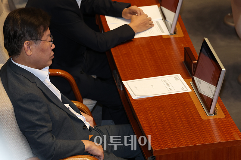 ▲단식투쟁 둘째날에 접어든 이재명 더불어민주당 대표가 1일 서울 여의도 국회에서 열린 본회의에 참석하고 있다. 고이란 기자 photoeran@