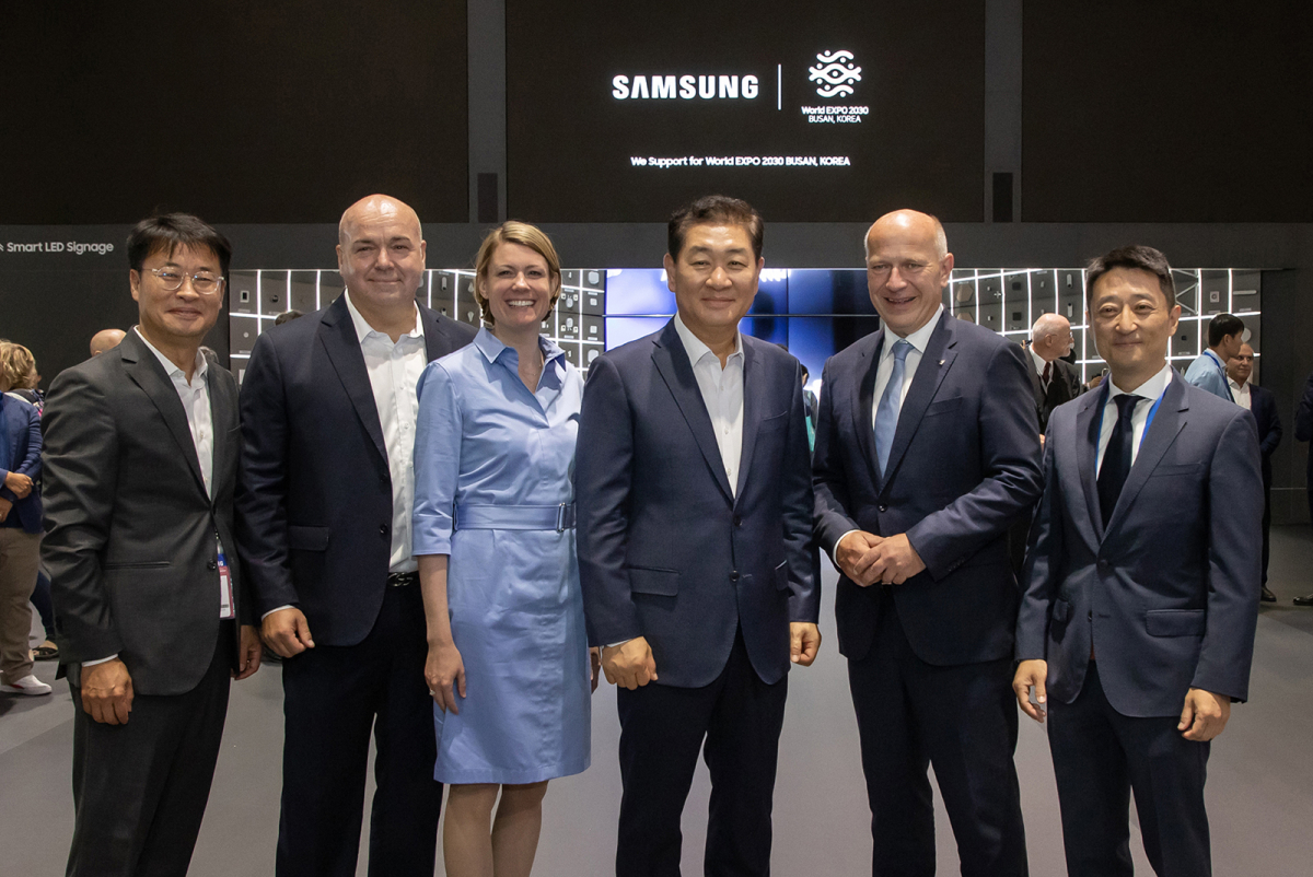 ▲FA 주관사 중 하나인 독일가전통신전자협회(GFU) 대표 사라 바르네케(Sara Warneke)(왼쪽에서 세번째), 삼성전자 대표이사 한종희 부회장(왼쪽에서 네번째), 카이 베그너(Kai Wegner) 베를린 시장(오른쪽에서 두번째)이 9월 1일(현지시간) IFA 2023 삼성전자 전시관에서 기념 사진 촬영을 하고 있다. (사진제공=삼성전자)