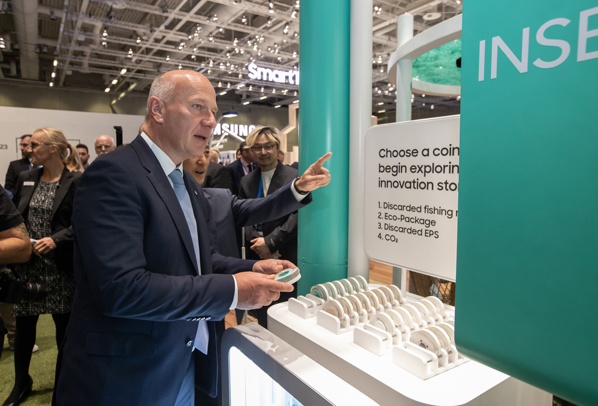 ▲카이 베그너(Kai Wegner) 베를린 시장이 삼성전자의 다양한 친환경 노력을 소개하는 지속가능존을 둘러보고 있다. (사진제공=삼성전자)