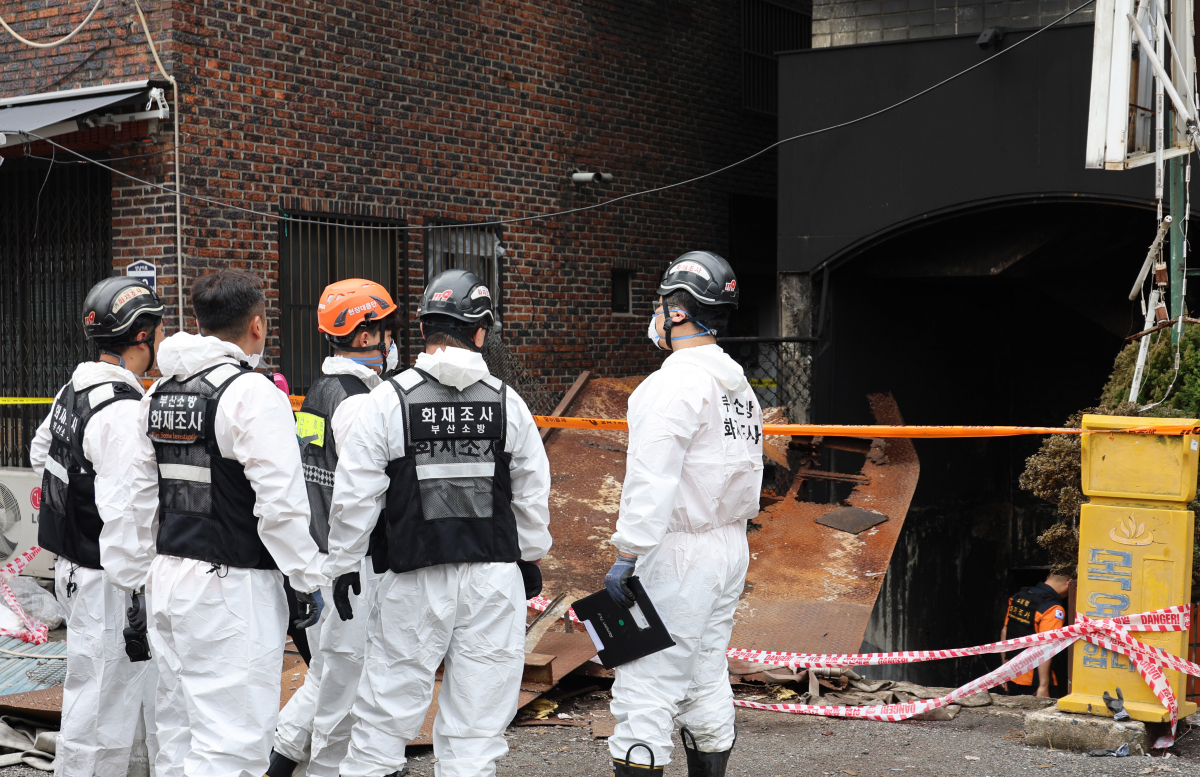 ▲ 2일 오전 부산 동구 목욕탕 화재 현장에서 소방과 경찰, 국립과학수사연구소 등이 합동 감식을 위한 사전 현황 파악 조사를 하고 있다. (연합뉴스)