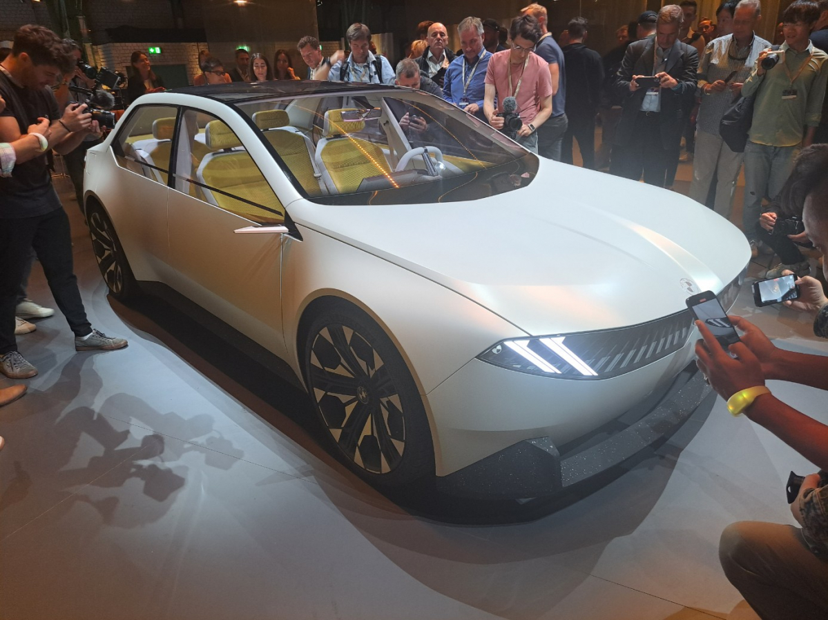 ▲BMW가 2일(현지시간) 공개한 'BMW 비전 노이어 클라쎄'. 전면부 키드니 그릴의 크롬 장식은 물론 도어 핸들(손잡이)가 사라지는 등 간결하게 디자인됐다. (이민재 기자 2mj@)