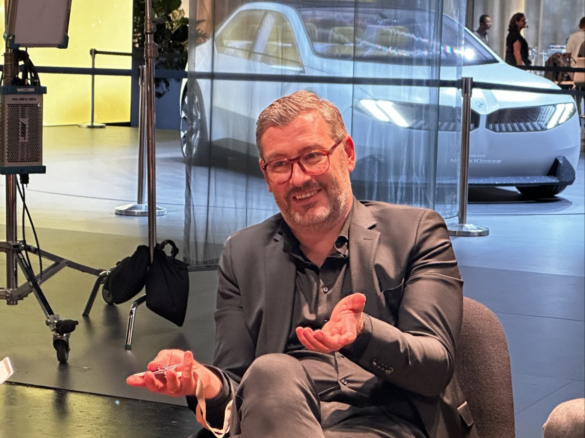 ▲2일(현지시간) 국내 언론과 인터뷰 중인 도마고 듀케 BMW 디자인 총괄. 뒤편으로 이날 BMW가 공개한 콘셉트카 'BMW 비전 노이어 클라쎄'가 전시돼있다. (사진제공=BMW코리아)