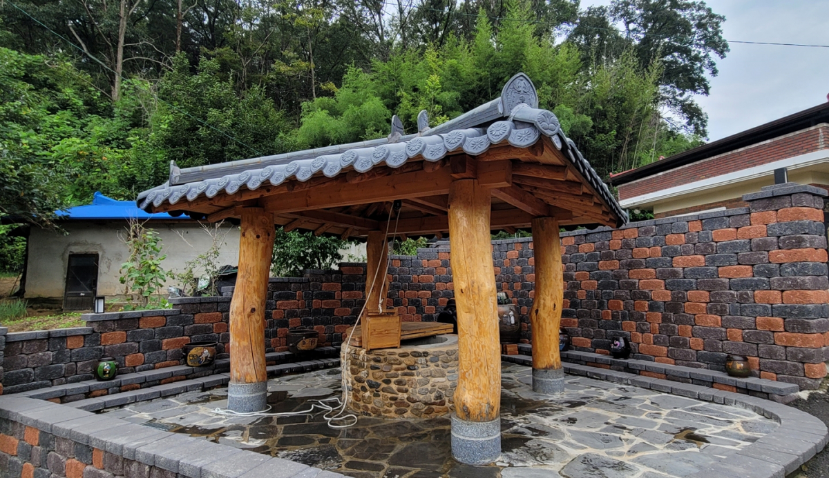 ▲사업으로 새롭게 복원한 수리실마을의 우물. (영동=이해곤 기자)