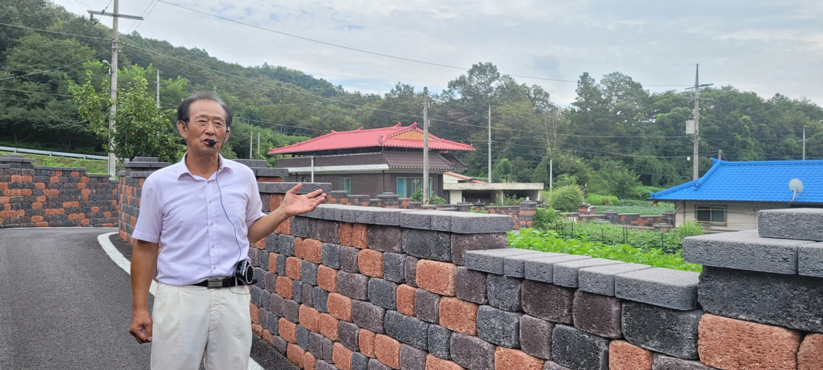 ▲마을 정비사업에 대해 설명하고 있는 장동직 이장. (영동=이해곤 기자)