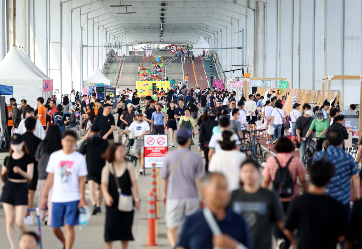 ▲3일 서울 한강 잠수교 일대에서 열린 ‘잠수교 뚜벅뚜벅 축제’를 찾은 시민들이 잠수교를 걸으며 초가을 정취를 즐기고 있다. 서울시는 이날부터 11월 12일까지 매주 일요일마다 ‘잠수교 뚜벅뚜벅 축제’를 연다. 축제는 오는 2026년 전면 보행화되는 잠수교를 미리 체험하고, 다채로운 놀거리·먹거리를 누릴 수 있도록 기획됐다. 신태현 기자 holjjak@