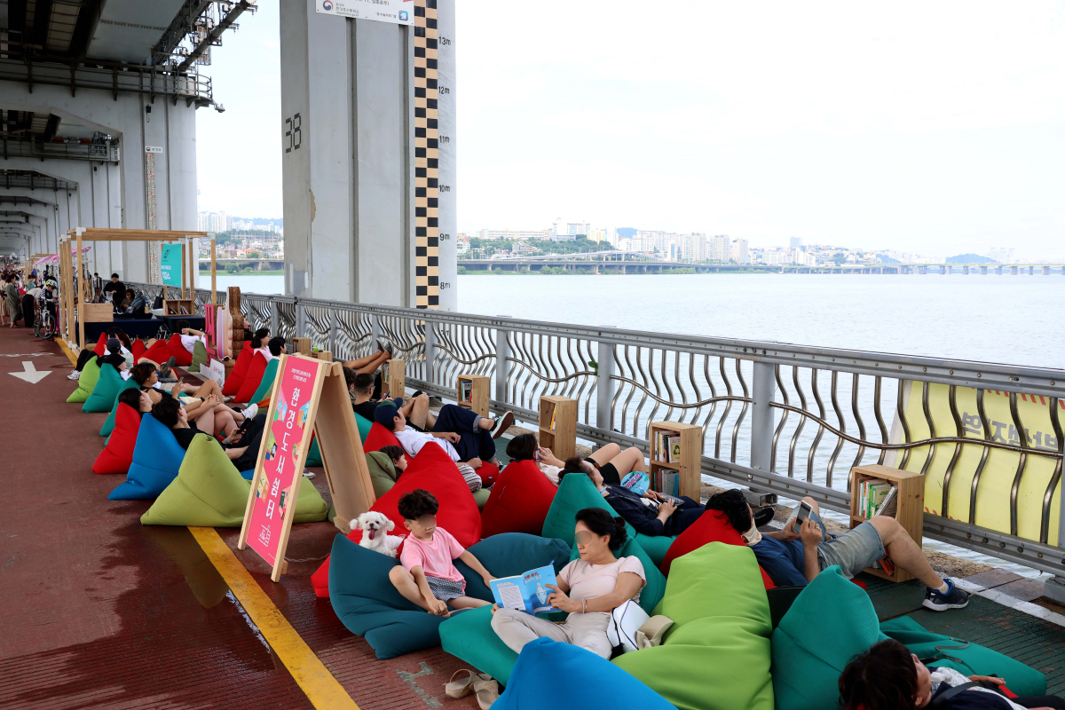 ▲3일 서울 한강 잠수교 일대에서 열린 ‘잠수교 뚜벅뚜벅 축제’를 찾은 시민들이 휴식을 취하며 초가을 정취를 즐기고 있다. 서울시는 이날부터 11월 12일까지 매주 일요일마다 ‘잠수교 뚜벅뚜벅 축제’를 연다. 축제는 오는 2026년 전면 보행화되는 잠수교를 미리 체험하고, 다채로운 놀거리·먹거리를 누릴 수 있도록 기획됐다. 신태현 기자 holjjak@