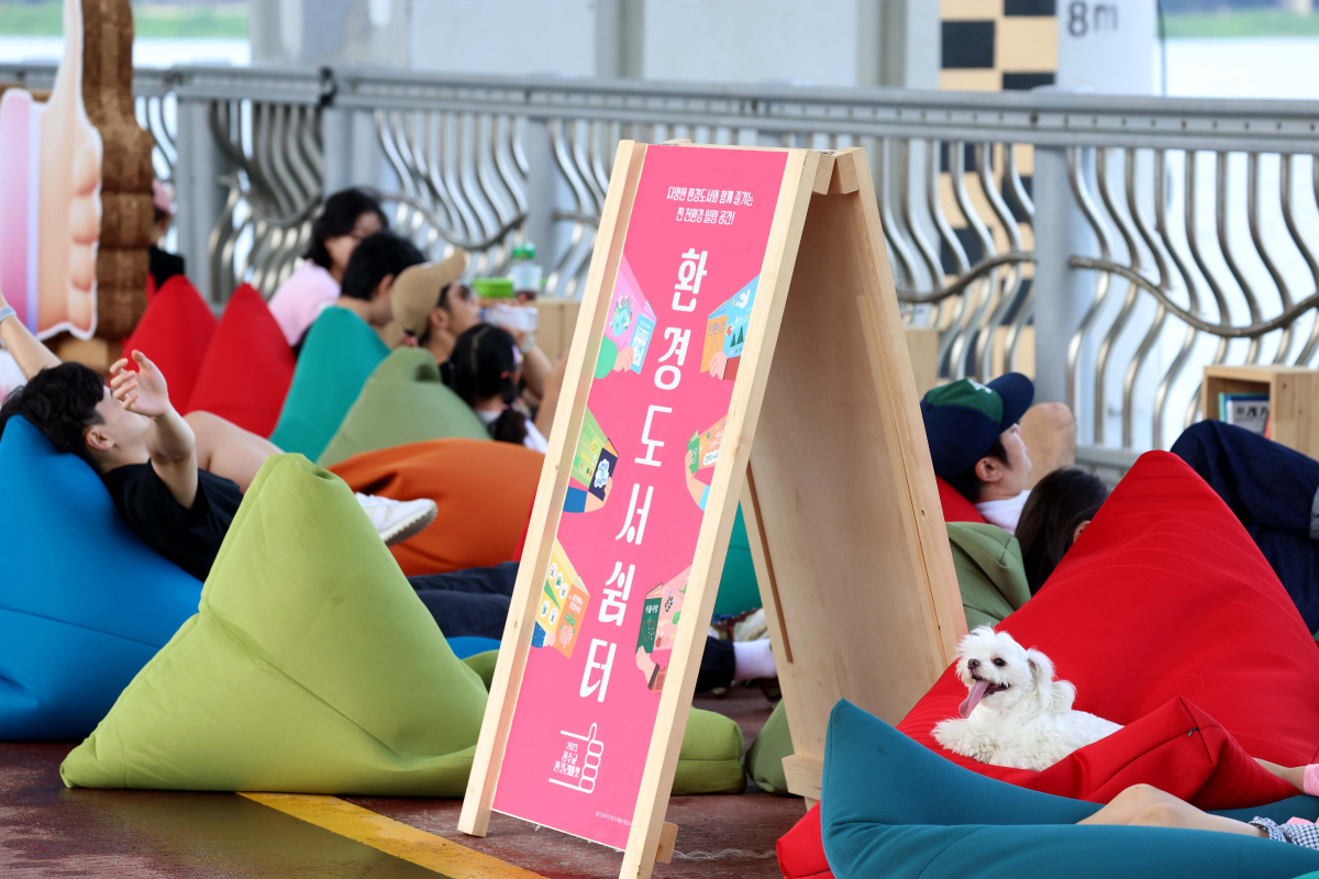 ▲3일 서울 한강 잠수교 일대에서 열린 ‘잠수교 뚜벅뚜벅 축제’를 찾은 시민들이 휴식을 취하며 초가을 정취를 즐기고 있다. 서울시는 이날부터 11월 12일까지 매주 일요일마다 ‘잠수교 뚜벅뚜벅 축제’를 연다. 축제는 오는 2026년 전면 보행화되는 잠수교를 미리 체험하고, 다채로운 놀거리·먹거리를 누릴 수 있도록 기획됐다. 신태현 기자 holjjak@