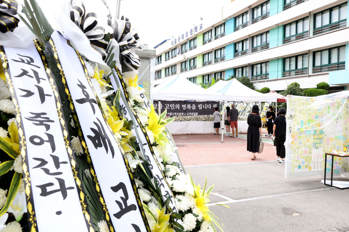 ▲스스로 목숨을 끊은 초등학교 교사 A(38)씨의 발인이 엄수된 3일 서울 양천구의 한 초등학교 에 마련된 A씨의 추모공간에서 시민들이 고인을 추모하고 있다. 신태현 기자 holjjak@