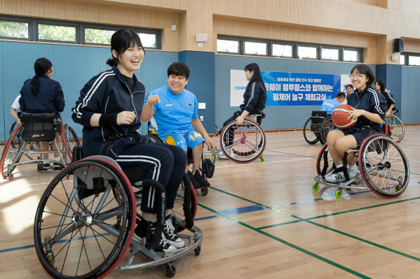 ▲코웨이는 블루휠스 휠체어농구단은 지난달 30일과 31일 서울 관악구 소재 영락고등학교 2학년 재학생 130명을 대상으로 청소년을 위한 장애 인식 개선 캠페인을 진행했다. (사진제공=코웨이)