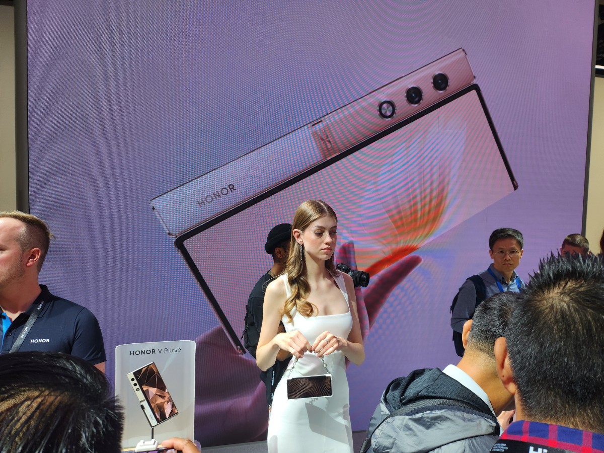 ▲아너 모델이 출시 미정인 클러치백 컨셉의 폴더블폰 'V펄스'(V PURSE)를 들고 있다. (유진의 jinny0536@)