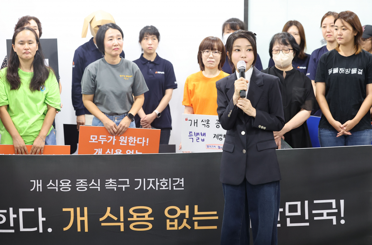 ▲윤석열 대통령 부인 김건희 여사가 30일 서울 중구 프레스센터에서 열린 개 식용 종식 촉구 기자회견에 참석해 발언하고 있다. (연합뉴스)