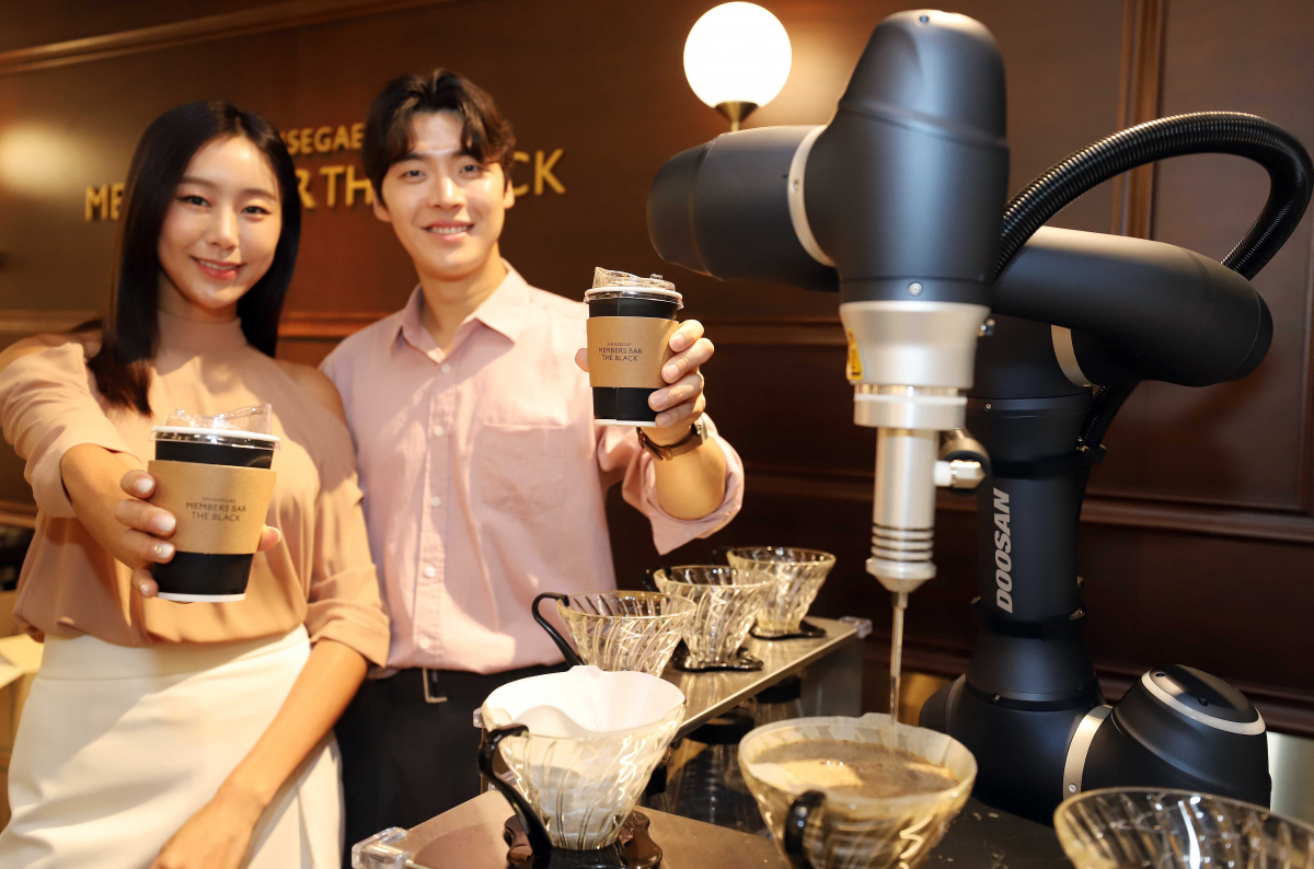 ▲4일 서울 서초구 신세계백화점 강남점 7층 VIP 시설인 ‘멤버스바 더블랙’에서 모델들이 로봇 바리스타가 만든 핸드드립 커피를 소개하고 있다. (사진제공=신세계백화점)