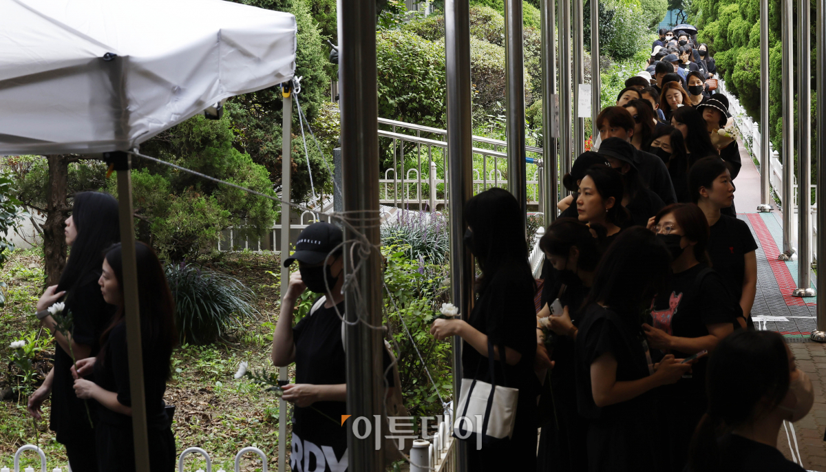 ▲故 서이초 교사 49재 추모제가 열리는 4일 오후 서울 서초구 서이초등학교에 마련된 추모공간에 추모객들의 추모 발길이 이어지고 있다. 조현호 기자 hyunho@