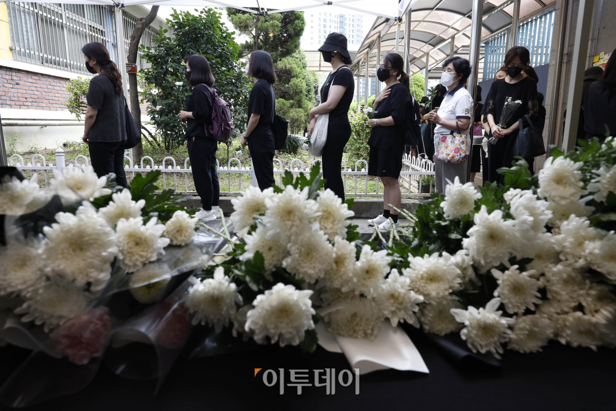 ▲故 서이초 교사 49재 추모제가 열리는 4일 오후 서울 서초구 서이초등학교에 마련된 추모공간에서 추모객들이 헌화를 하기 위해 대기하고 있다. 조현호 기자 hyunho@