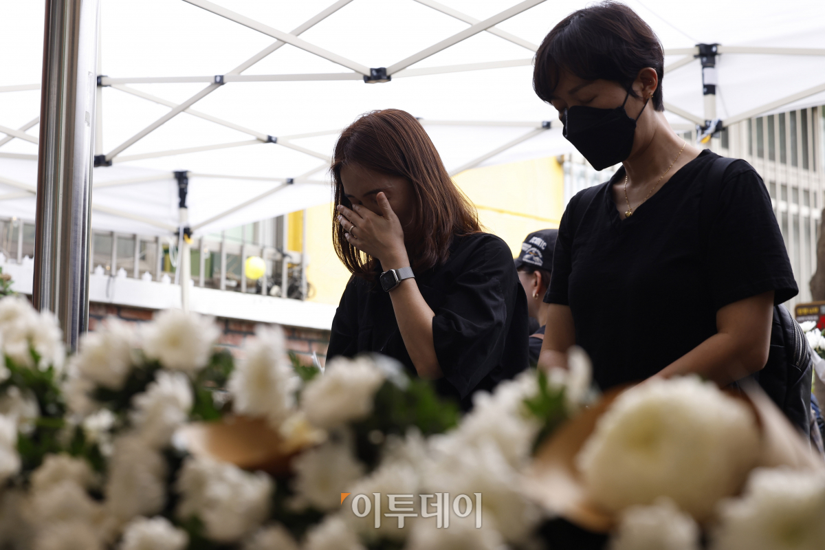 ▲故 서이초 교사 49재 추모제가 열리는 4일 오후 서울 서초구 서이초등학교에 마련된 추모공간에서 추모객들이 추모를 하고 있다. 조현호 기자 hyunho@