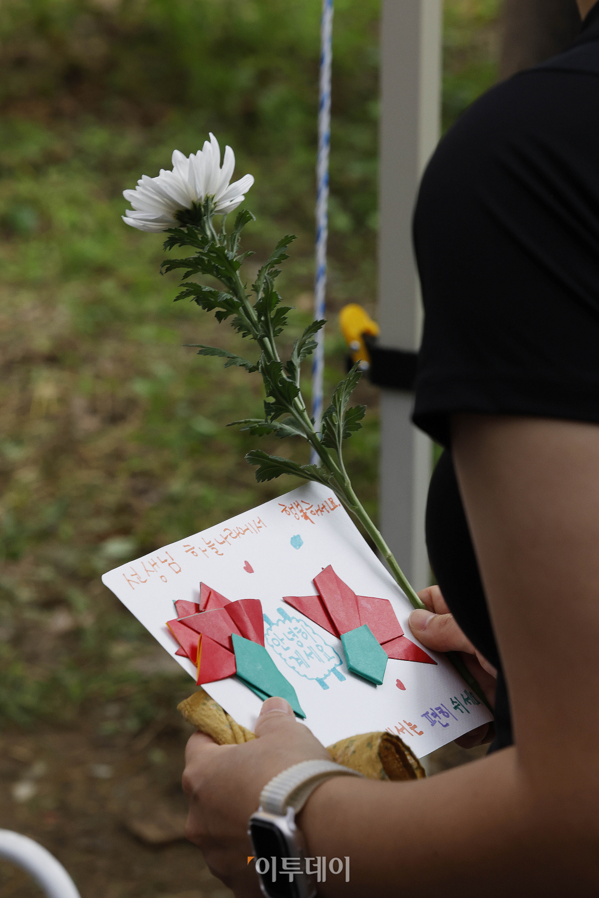 ▲故 서이초 교사 49재 추모제가 열리는 4일 오후 서울 서초구 서이초등학교에 마련된 추모공간에서 추모객이 헌화를 하기 위해 대기하고 있다. 조현호 기자 hyunho@