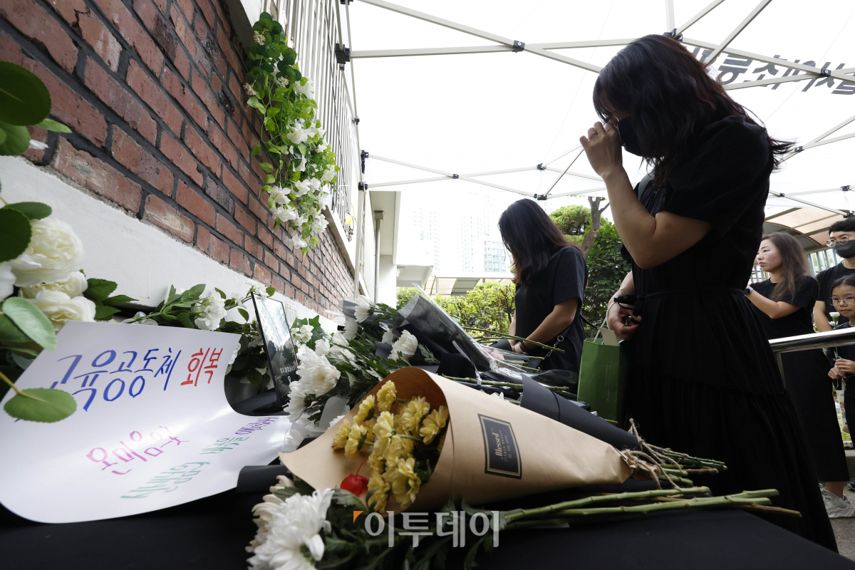 ▲故 서이초 교사 49재 추모제가 열리는 4일 오후 서울 서초구 서이초등학교에 마련된 추모공간에서 추모객들이 추모를 하고 있다. 조현호 기자 hyunho@