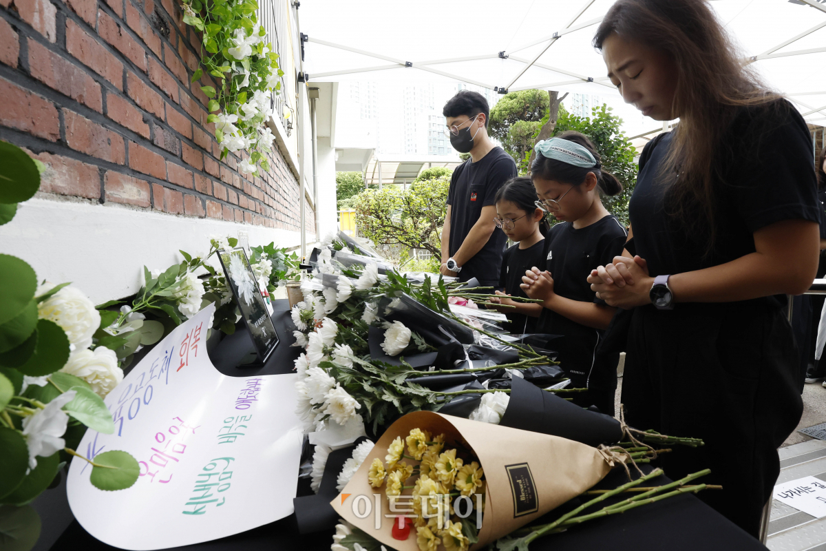 ▲故 서이초 교사 49재 추모제가 열리는 4일 오후 서울 서초구 서이초등학교에 마련된 추모공간에서 추모객들이 추모를 하고 있다. 조현호 기자 hyunho@