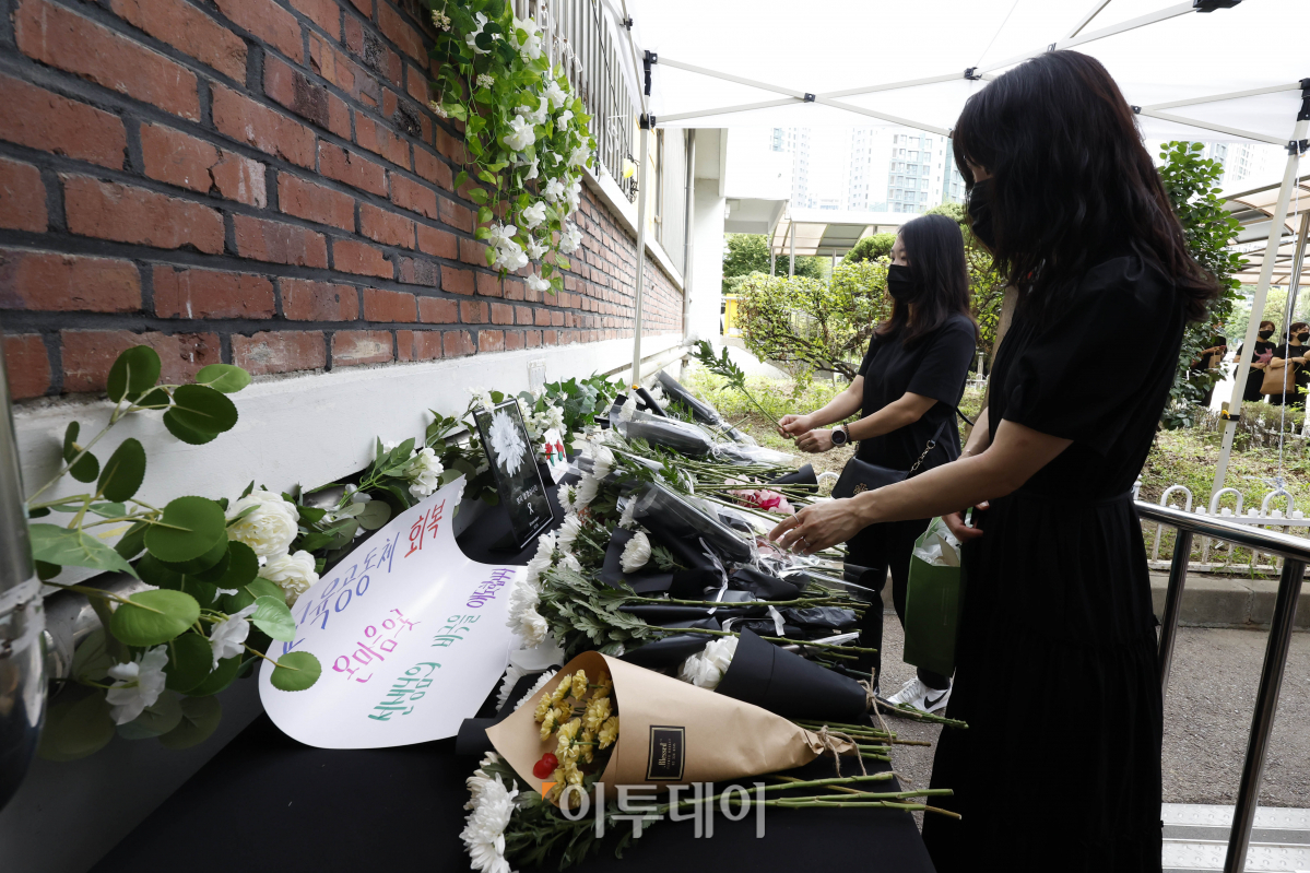 ▲故 서이초 교사 49재 추모제가 열리는 4일 오후 서울 서초구 서이초등학교에 마련된 추모공간에서 추모객들이 헌화를 하고 있다. 조현호 기자 hyunho@