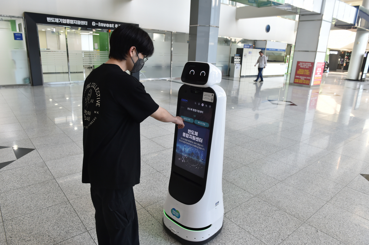 ▲경기도경제과학진흥원 로비 내 무인 안내로봇 ‘광도리’ 시범 운영중이다. (경과원)