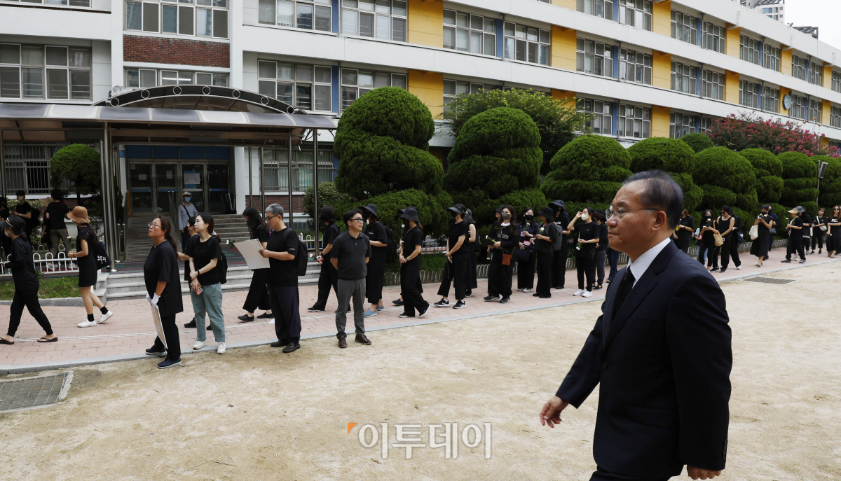 ▲윤재옥 국민의힘 원내대표가 4일 오후 서울 서초구 서이초등학교에서 열린 故 서이초 교사 49재 추모제에 참석하고 있다. 조현호 기자 hyunho@