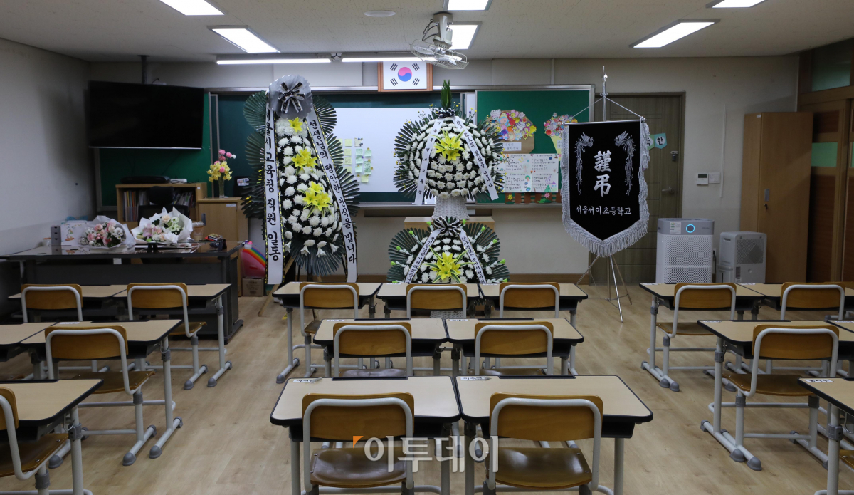 ▲故 서이초 교사 49재 추모제가 열린 4일 오후 서울 서초구 서이초등학교 교사의 교실에 화환과 추모의 메시지가 붙어 있다. 조현호 기자 hyunho@