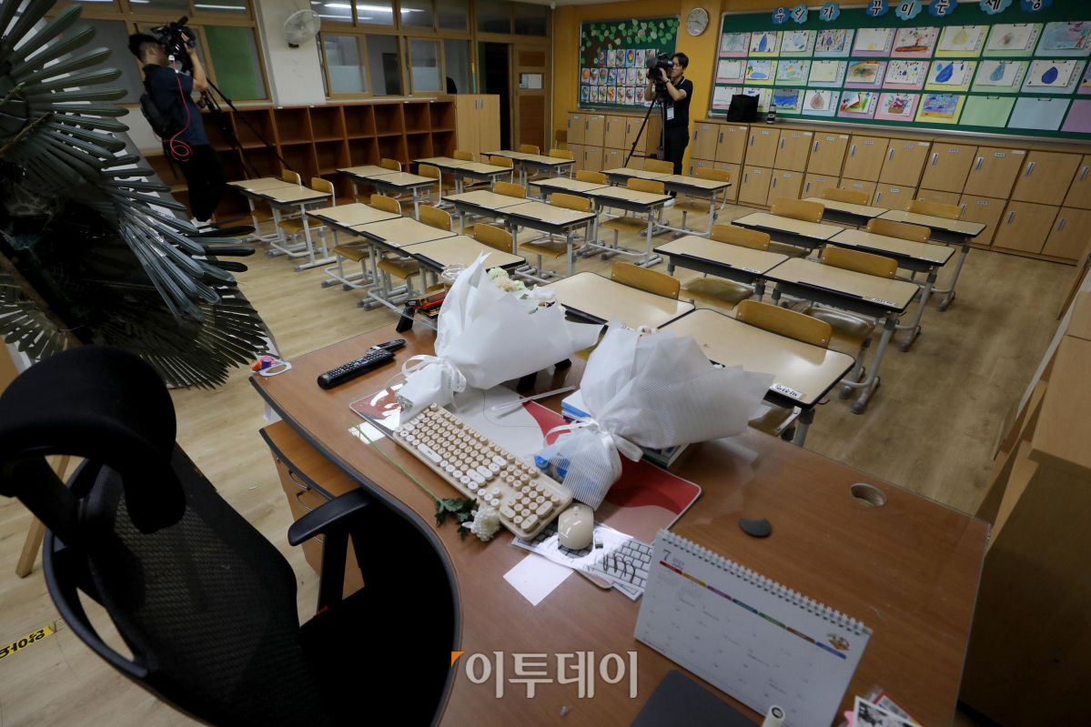 ▲故 서이초 교사 49재 추모제가 열린 4일 오후 서울 서초구 서이초등학교 교사의 교실에 화환과 추모의 메시지가 붙어 있다. 조현호 기자 hyunho@