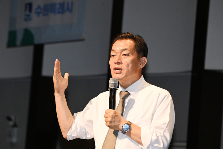 ▲4일 경기 수원컨벤션센터에서 열린 '탄소중립 비전선포식'에서 이재준 수원시장이 "탄소중립을 위해 시민이 모두 일상의 변화를 이뤄내야 한다"고 참여 필요성을 밝히고 있다. (수원시)