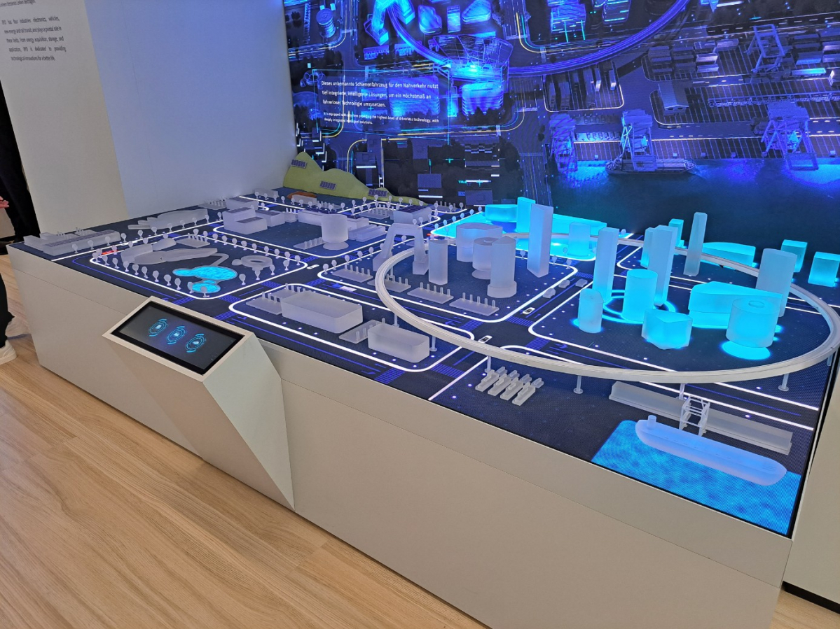 ▲BYD 전시 부스에 마련된 BYD의 미래형 도시 모형. (이민재 기자 2mj@)