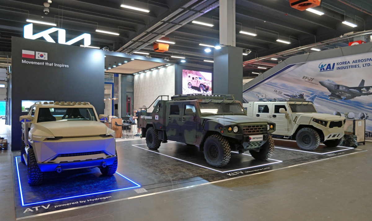 ▲기아가 유럽 최대 방위산업 전시회인 MSPO 2023에 처음 참가한다. 저소음을 기반으로 은폐기동이 가능한 수소연료전지 경전술차를 시작으로 다양한 활용도를 앞세운 전술차 등이 전시 부스를 채웠다.  (사진제공=기아)