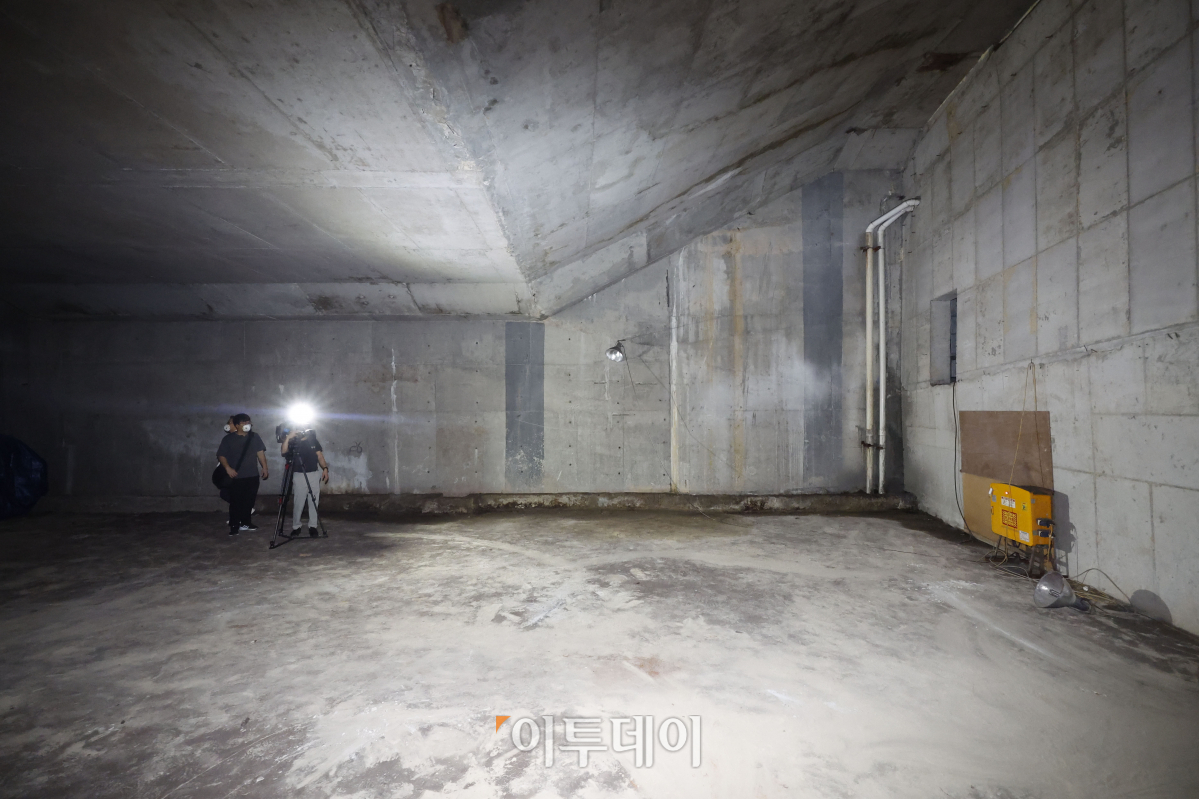 ▲5일 오전 서울 중구 시민청에서 열린 '서울광장 지하 숨은 공간' 사전 공개 행사에서 지하공간이 공개 되고 있다. 이날 40년만에 공개된 지하공간은 서울광장 13m 아래 숨겨져 있던 1000여 평의 지하공간으로 폭9.5m, 높이 4.5m, 총 길이 335m의 공간이다. 서울시는 9월 8일부터 23일 한 달여간 시청역과 을지로입구역 사이 지하 2층 미개방 공간을 시민들에게 공개한다. 조현호 기자 hyunho@