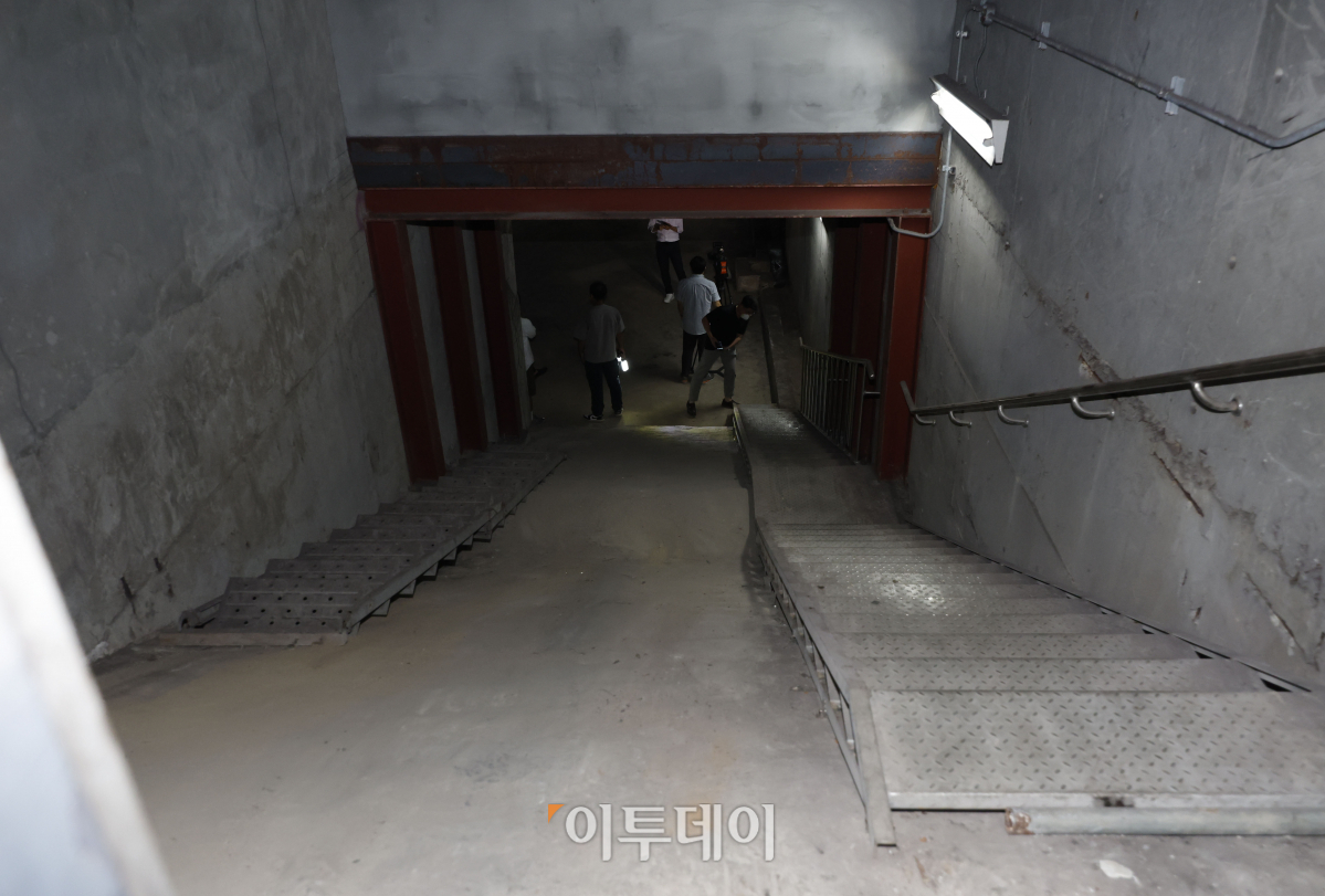 ▲5일 오전 서울 중구 시민청에서 열린 '서울광장 지하 숨은 공간' 사전 공개 행사에서 지하공간이 공개 되고 있다. 이날 40년만에 공개된 지하공간은 서울광장 13m 아래 숨겨져 있던 1000여 평의 지하공간으로 폭9.5m, 높이 4.5m, 총 길이 335m의 공간이다. 서울시는 9월 8일부터 23일 한 달여간 시청역과 을지로입구역 사이 지하 2층 미개방 공간을 시민들에게 공개한다. 조현호 기자 hyunho@