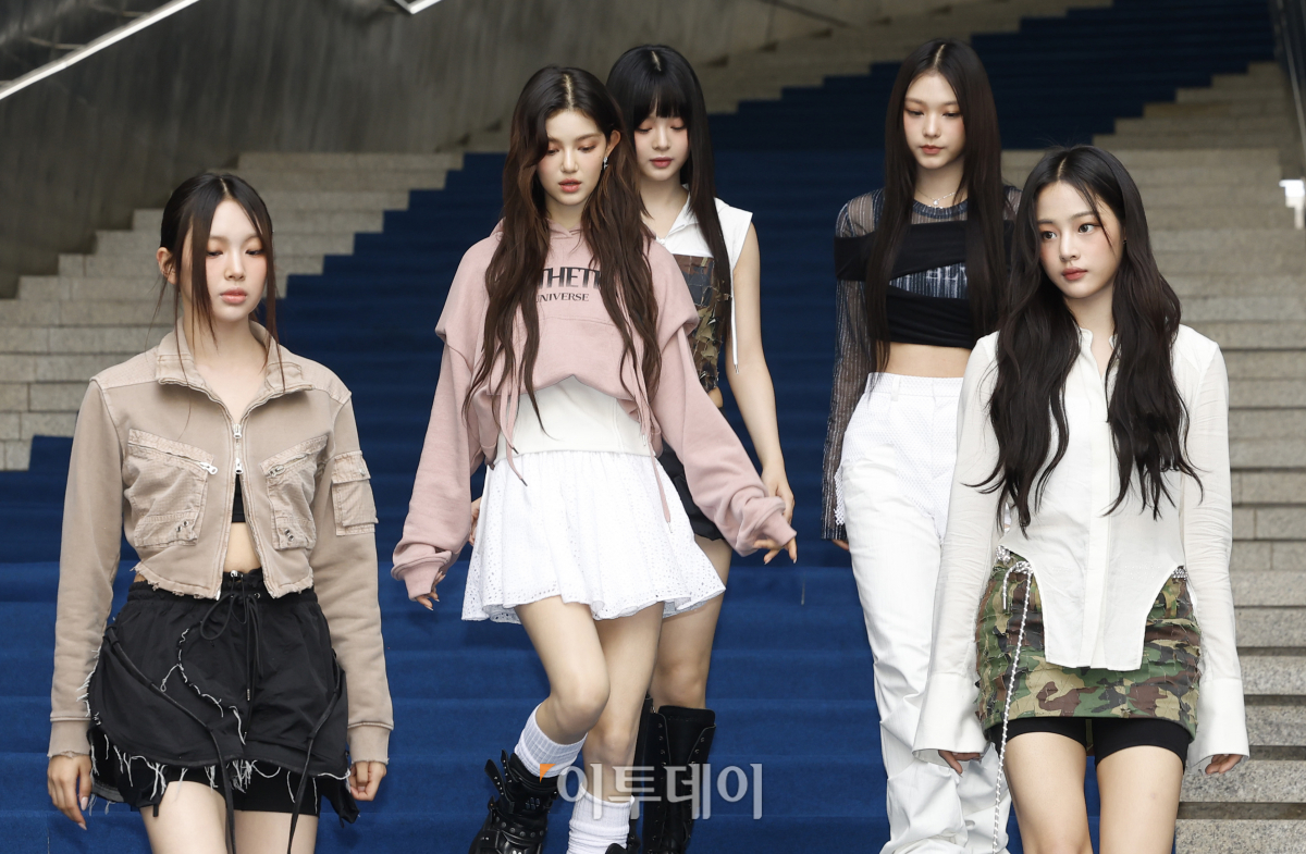 ▲걸그룹 뉴진스가 5일 서울 중구 동대문디자인플라자에서 열린 '2024 S/S 서울패션위크 오프닝쇼 얼킨 포토월'에 참석하고 있다. 조현호 기자 hyunho@